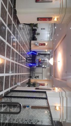 a swimming pool in a room with a tile wall at شقق مساكن السمو المخدومة in Ad Dawādimī