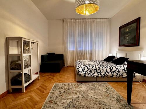 トリエステにあるCharm & History in Triesteのベッドルーム1室(ベッド1台、ソファ、窓付)