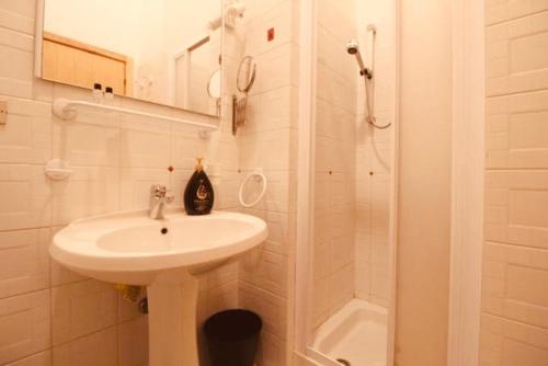 a white bathroom with a sink and a shower at Accogliete buen retiro a Pescocostanzo. Con garage in Pescocostanzo