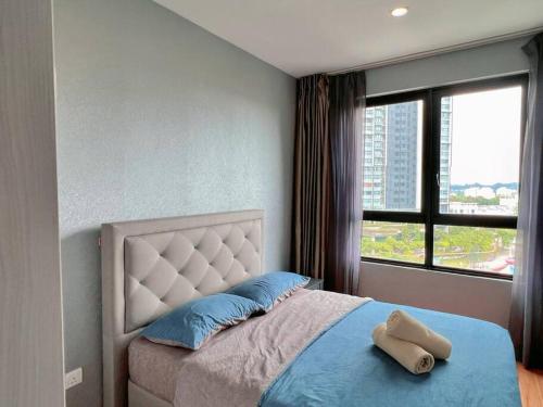 um quarto com uma cama e uma janela grande em 2BR & 2BTH, with Free Parking Near Central Mall & Theme Park em Shah Alam