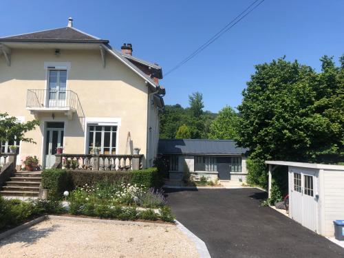 a white house with a driveway in front of it at Les Ateliers de la Villette Meublé de tourisme classé 2 étoiles T3 in La Ravoire