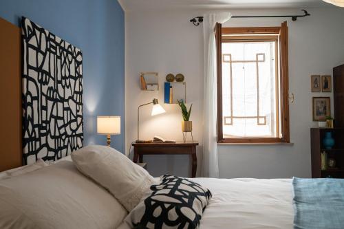 1 dormitorio con cama blanca y ventana en Via Marconi B&B, en San Vito al Tagliamento