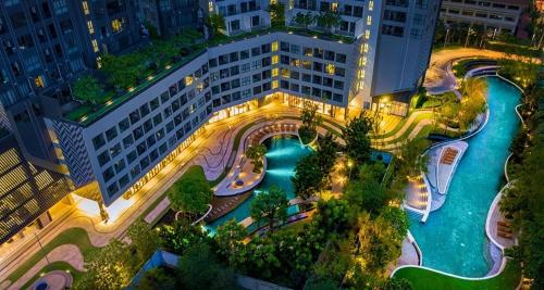 eine Aussicht über ein großes Gebäude mit einem Wasserpark in der Unterkunft Ideo O2 Cozy BTS Bangna in Bangkok