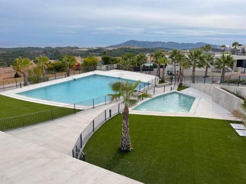 - une piscine avec un palmier dans la cour dans l'établissement La casa del león dormido, à Polop