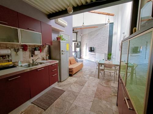 een keuken met een wastafel en een tafel in een kamer bij Il loft di Nina in Florence