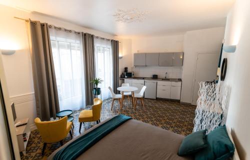 Cette petite chambre comprend un lit et une cuisine. dans l'établissement Résidence Touristique Béziers Hyper Centre : A la Ville de Florence, à Béziers
