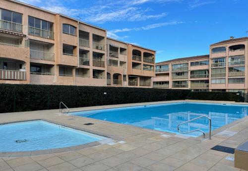 basen przed budynkiem apartamentowym w obiekcie Duplex BIM w miejscowości Sainte-Maxime