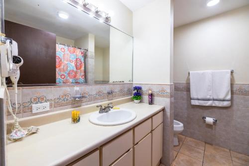 y baño con lavabo, espejo y aseo. en Golden Dream Villas 306/A, en Isabela