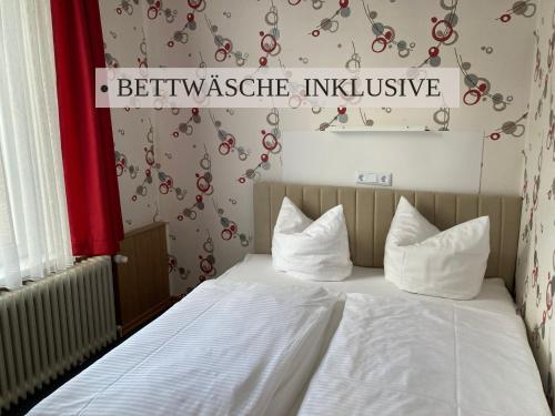 - une chambre avec un lit et un panneau mural dans l'établissement Krabbe Apartment 6, bis zu 2 Hunden kostenfrei willkommen, kostenfreier Parkplatz, zwischen Bremerhaven und Cuxhaven, à Wremen