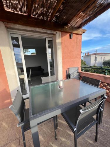 Photo de la galerie de l'établissement Agréable 3 pièces climatisé avec vue mer et parking, à Villefranche-sur-Mer