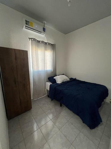 een slaapkamer met een bed en airconditioning bij Cozy Home in San Miguel