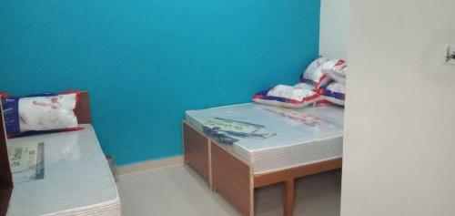 a room with a mattress and a blue wall at Utterkashi Prithvi yatra hotels in Uttarkāshi