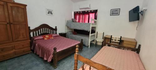 ロサリオ・デ・ラ・フロンテラにあるDpto gonzaloの小さなベッドルーム(ベッド2台、椅子付)