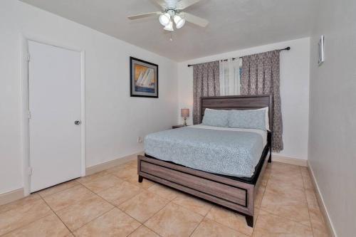 a bedroom with a bed and a ceiling fan at Luxurious 5 bedrooms Jacuzzipool in Miramar