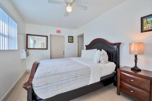 um quarto com uma cama, um candeeiro e uma cómoda em Luxurious 5 bedrooms Jacuzzipool em Miramar
