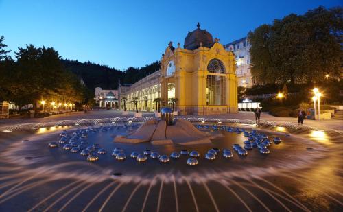 a group of umbrellas sitting in the middle of a street at Apartmany Cesky Dvur in Mariánské Lázně