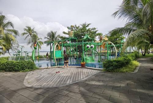 einen Spielplatz in einem Park mit Wasserrutsche in der Unterkunft ForestCity Cerulean Bay 4 Room Near Duty Free Shop in Kampong Tanjong Kupang
