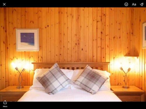 Katil atau katil-katil dalam bilik di The Crannog on Loch Tay