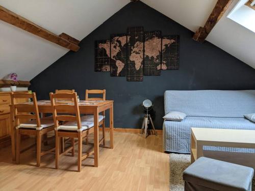 un salon avec une table et un lit dans l'établissement Nid douillet, à Guéret