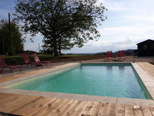 une piscine avec deux chaises et une table dans l'établissement SARLAT Perigord Noir Charming Cottage PURA VIDA, à Sarlat-la-Canéda