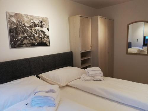 מיטה או מיטות בחדר ב-Alpenwohnungen Ruprecht Montafon