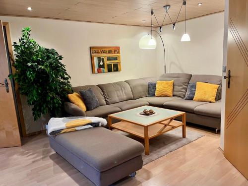 uma sala de estar com um sofá e uma mesa em Monteurwohnung Waldnaab em Altenstadt an der Waldnaab