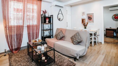 ein Wohnzimmer mit einem Sofa und einem Tisch in der Unterkunft Comfort Zone in Ioannina in Ioannina