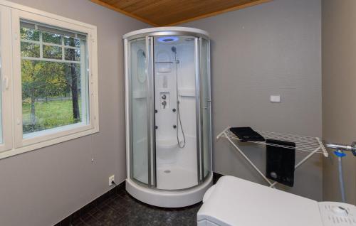 a shower in a bathroom with a window at Villa Vanamo in Äkäslompolo