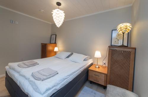 una camera da letto con un letto e due asciugamani di Villa Vanamo ad Äkäslompolo