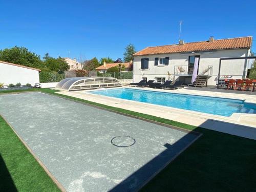 uma piscina em frente a uma casa em Gite 3 chambres, pour ouvriers ou salariés em Coulon