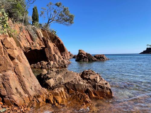 een uitzicht op de oceaan vanaf een rotsachtige kust bij Cozy studio in calm in Mandelieu-la-Napoule