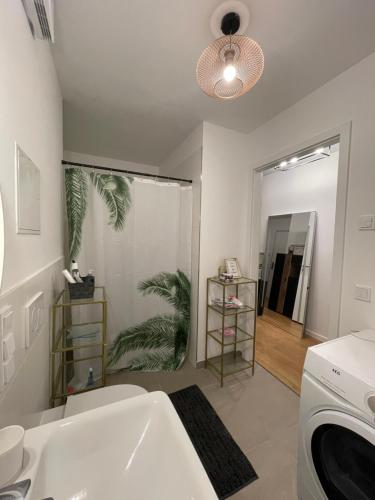 y baño con lavabo blanco y espejo. en TheWarschauer Berlin en Berlín