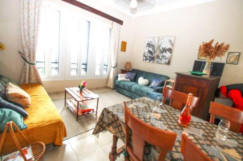 un salon avec un canapé et une table dans l'établissement Pavillon de Mer YourHostHelper, à Vallauris