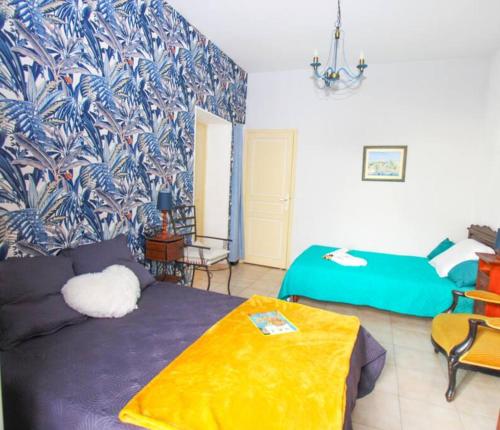 - une chambre avec un canapé et un lit dans l'établissement Pavillon de Mer YourHostHelper, à Vallauris