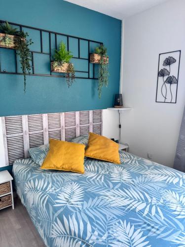une chambre avec un lit avec des oreillers jaunes dessus dans l'établissement Villa 2 z'efs, au Cap d'Agde