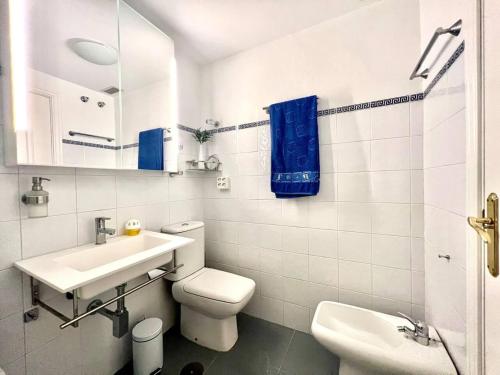 La salle de bains blanche est pourvue de toilettes et d'un lavabo. dans l'établissement Apartment with Sea and views near Marbella Spain, à Cabopino