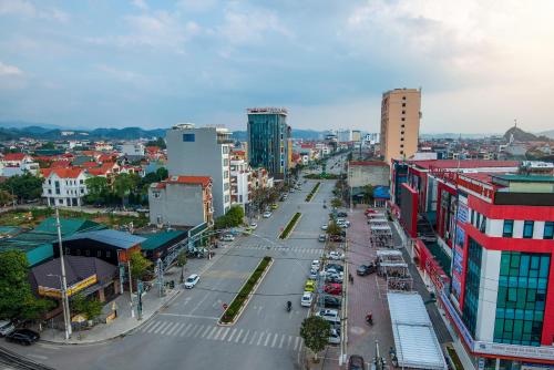 una vista aérea de una calle de la ciudad con edificios en KHÁCH SẠN ANH TÚ, en Lạng Sơn