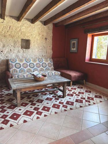 un salon avec un canapé et une table dans l'établissement La demeure des poètes gîtes, à Les Cabannes