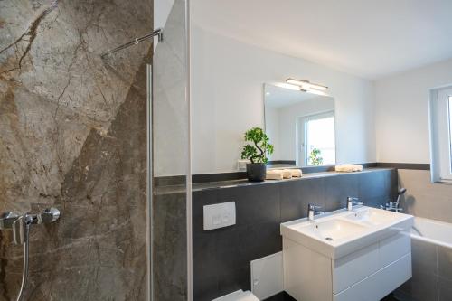 Koupelna v ubytování Supreme City Dream mit Terrasse und Parkplatz - 110m²