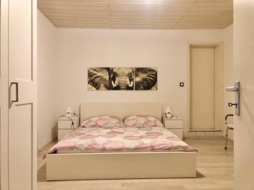 1 dormitorio con 1 cama y una foto en la pared en Der königliche Innengarten, frei nach Diego, en Mülheim an der Ruhr