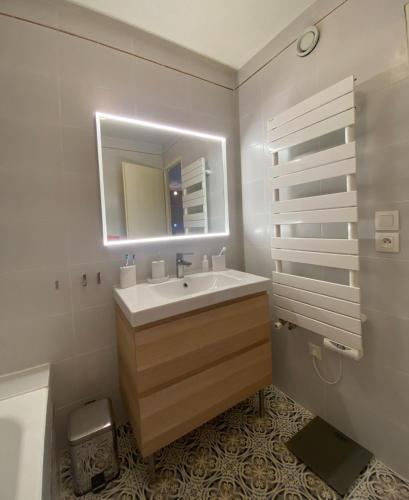 une salle de bain avec un lavabo et un miroir dans l'établissement Résidence Les Grandes Bosses, à Courchevel