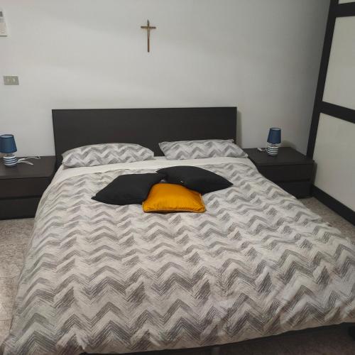 Una cama con dos almohadas encima. en Casa Jesus, en Almese