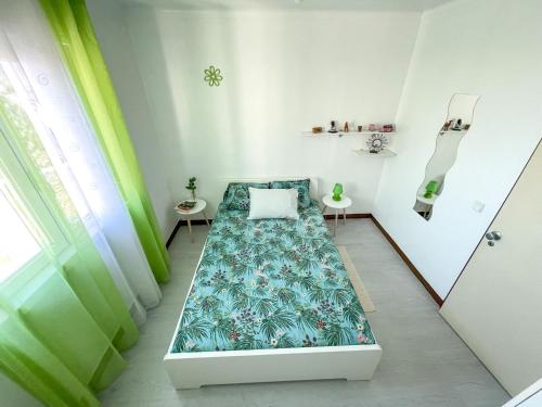 ein kleines Zimmer mit einem Bett in der Mitte in der Unterkunft Lisbon at your Doorstep - Bedrooms in Lissabon