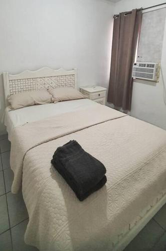 un sac noir assis au-dessus d'un lit dans l'établissement Hermoso Departamento Mi Pueblit0 Mágico., à Palenque