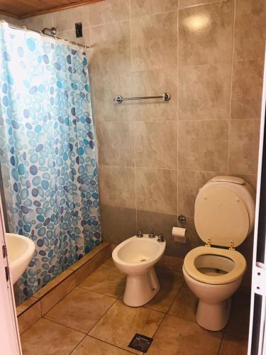 ein Badezimmer mit Toilette und Dusche in der Unterkunft Joly in Wanda