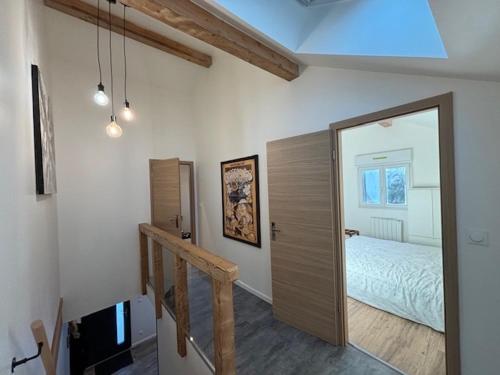 - une chambre avec une porte menant à un lit dans l'établissement Duplex le Red Cedar avec terrasse et jardin, à Gérardmer