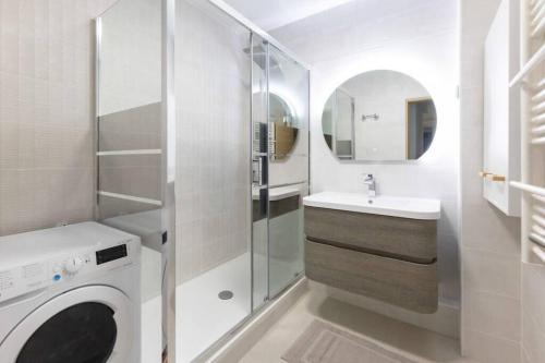 une salle de bain avec une machine à laver et un lavabo dans l'établissement Nets Inn apartments - Republique, à Paris