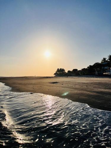 a beach with the sun rising over the water at Tu Apartamento en Coronado in Chame