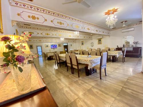 Restoran atau tempat lain untuk makan di Dowlat Villas Palace-The Heritage