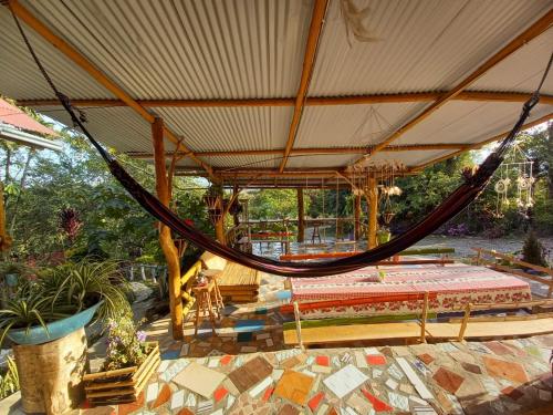 eine Hängematte inmitten einer Terrasse in der Unterkunft Alojamiento Rural Manu Viajeros in San Agustín